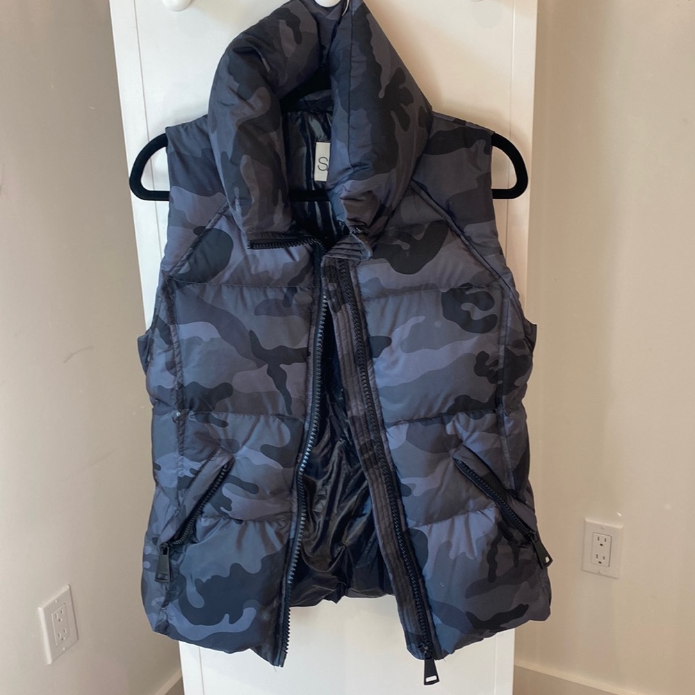 SAM puffer vest in camo print